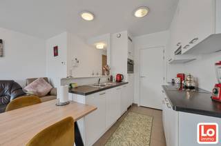 <br />In centrum van Lochristi vinden we dit mooi ruim appartement op de derde verdieping van Residentie Fleur. Dit appartement omvat op de derde verdieping een mooie leefruimte met zicht/toegang tot het zuid-gericht terras, een open keuken ingericht met alle toestellen en aansluitend een praktische berging, verder is er een apart gastentoilet, een eerste slaapkamer en eerste badkamer met ligbad, dubbel badkamermeubel en aansluiting wasmachine. Verder vinden we op de vierde verdieping nog 2 slaapkamers en de tweede badkamer met douche, badkamermeubel en extra toilet.<br /><br />Verder is bij het appartement nog een afgesloten buiten autostaanplaats inbegrepen.<br /><br />Dit appartement is momenteel verhuurd, maar kan vlot beschikbaar zijn bij akte.<br /><br />Voor bezoek en meer info, mail ons naar info@loimmo.be