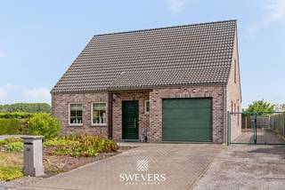 Voor meer info en foto’s, surf naar www.swevers.be – Rustig gelegen, recente en instapklare open bebouwing met ruime tuin te Budingen, op een...