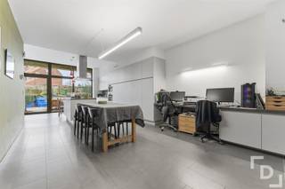 In het centrum van Ieper, op slechts van 170 meter van de Menenpoort, vinden we deze duurzame woning.De woning onderging doorheen de jaren sedert 2013 grondige renovaties waardoor deze nu geniet van een laag energieverbruik.Deze woning beschikt over een huislift tot de eerste verdieping.Indeling:V-1: Ruime kelderGLV: Inkom - leefruimte met open keuken voorzien van vaatwas, combi-microgolf, inductiekookplaat en stoomoven - wasruimte - apart toilet - tuin met terrasV+1: Nachthal - slaapkamer met dressing en toegang tot een ruimte badkamer voorzien van dubbele lavabo, bad en douche. Dit ruime verdiep heeft de mogelijkheid om opgedeeld te worden in slaapkamers.V+2: Zolderruimte met mogelijkheid tot inrichten van extra slaapkamersExtra's:* EPC: A* Ventilatiesysteem type: D* Blanco elektriciteit* Nieuwe keukentoestellen * Huislift aanwezig * Mogelijkeid tot aankopen carport bij nieuwbouwproject 'Maréchal'* Zonneboiler aanwezig* Beschikbaar vanaf 1 januari 2027