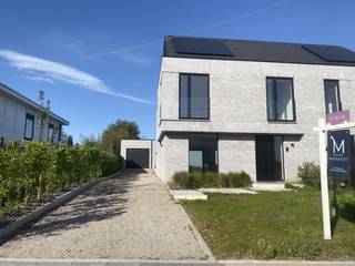 Deze prachtige, energiezuinige <strong>nieuwbouwwoning </strong>is gelegen in een rustige en aangename omgeving in Oosterzele en biedt alle hedendaags comfort. <br /><br />Bij het betreden van de woning komt u in de <strong>inkomhal </strong>met een apart <strong>gastentoilet</strong>. De lichtrijke <strong>woonkamer </strong>sluit naadloos aan op de open, volledig geïnstalleerde <strong>keuken</strong>, die voorzien is van alle toestellen. Aansluitend vindt u een praktische <strong>berging/wasplaats</strong> en een inpandige <strong>garage</strong>. <br /><br />Op de eerste verdieping bevinden zich <strong>drie </strong>ruime <strong>slaapkamers</strong>, een stijlvolle <strong>badkamer</strong> uitgerust met een badkamermeubel, ligbad en douche, evenals een tweede apart <strong>toilet</strong>. <br /><br />Via een vaste trap bereikt u de <strong>zolder</strong>, die extra opslagruimte biedt. <br /><br />Buiten geniet u van een aangename <strong>tuin</strong>, ideaal om tot rust te komen. <br /><br />De woning is uitgerust met <strong>zonnepanelen </strong>en een <strong>geothermische warmtepomp </strong>met vloerverwarming, wat zorgt voor een uiterst <strong>energiezuinig </strong>wooncomfort (E-peil 12). <br />Bovendien werd de woning volledig <strong>nieuw geschilderd</strong>. <br /><br />De woning is beschikbaar vanaf 1 juni 2026. <br /><br />Interesse? Neem zeker contact met ons op voor het maken van een vrijblijvende afspraak ter plaatse.