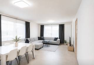 Dit lichtrijke 2-slaapkamerappartement op de eerste verdieping is ideaal gelegen nabij het centrum van Sint-Amands. Met een bewoonbare oppervlakte van ca. 90 m² en een aangenaam overdekt terras van ca. 10 m² biedt het alle comfort. Het appartement beschikt over een centrale inkomhal, ruime leefruimte met open ingerichte keuken, berging, apart toilet, twee slaapkamers en een badkamer. Verder zijn er een individuele berging en autostaanplaats inbegrepen. Verwarming via CV op gas en dankzij het uitstekende <strong>EPC-label A</strong> is dit appartement bijzonder energiezuinig. <strong>Huurprijs: €875/maand.</strong> Voor meer informatie of een bezoek, contacteer ons vrijblijvend op <strong>03/283 84 84</strong> of via <strong>viktor@ax-quality.be</strong>.