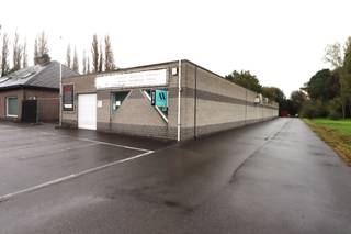 Uitstekend gelegen winkelpand met kantoorruimtes in een groene omgeving en ruime parkeergelegenheid aan de voorzijde, met de mogelijkheid voor extra parkeerplaatsen achteraan. Momenteel verhuurd tot 31 januari 2026. Pop-up huur mogelijk vanaf 1 februari 2026 tot 31 december 2026. Het pand is gemakkelijk en snel bereikbaar, in de nabijheid van de N16 in Bornem. Met een oppervlakte van 196m², en een optionele uitbreiding van 41m², biedt het pand flexibele mogelijkheden voor indeling volgens specifieke behoeften. Voorzieningen omvatten water, gas, groene stroom, centrale verwarming, een alarmsysteem, sanitaire voorzieningen en een ruimte voor koffie en afwas.. Neem vandaag nog contact met ons op voor meer informatie! EPC label B en UC: 20231002-0002981694-KNR-1. Voor verdere inlichtingen, neem vrijblijvend contact op nummer 03/283 84 84 of mail naar kristien@ax-quality.be