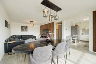 <p><strong>GOED ONDERHOUDEN EN INSTAPKLAAR APPARTEMENT MET TWEE SLAAPKAMERS, B-LABEL, CONFORME ELEKTRICITEIT EN APARTE GARAGE OP GEWILLIGE LOCATIE TE REKEM (LANAKEN)<br /></strong><br />Aan de rand van het gezellige Rekem, ter hoogte van de Steenweg 225, vinden we dit volledig gerenoveerde en instapklare appartement terug. Deze locatie staat garant voor een goede bereikbaarheid van de omliggende gemeentes Maasmechelen, Zutendaal en As. Ook de Nederlandse grens bevindt zich op een boogscheut waardoor deze locatie de ideale uitvalsbasis is voor iedereen die belang hecht aan een vlotte verbinding. Tevens zijn alle voorzieningen zoals supermarkten, apothekers, scholen en fitnisscentra allemaal gelegen binnen de 5 minuten wandelafstand.<br /><br />Je betreed het kleinschalige appartementgebouw via de gemeenschappelijke inkomhal die beschikt over zowel een trap als een lift. Het appartement bevindt zich op de eerste verdieping en kreeg een grondige update sinds de aankoop door de huidige eigenaar. Het appartement beschikt over een aparte inkomhal, waar zich tevens ook een apart gastentoilet bevindt. Rechtdoor bevind zich dan de gezellige woonruimte met volledig geïnstalleerde open keuken. De woonkamer kenmerkt zich door de natuurlijke lichtinval door de grote raampartijen. Vanuit de woonkamer krijg je ook toegang tot het gezellige terras aan de voorkant van het gebouw.<br /><br />Verder beschikt dit appartement over twee ruime slaapkamers, een aparte bergruimte met aansluiting voor de wasmachine en droogkast en de badkamer met ligbad en lavabo-meubel. Belangrijk aan het appartement is dat deze beschikt over een zeer gunstig EPC-label mede door de HR-beglazing in aluminiumprofielen en de nieuwde condenserende gas-ketel. Ook de elektrische installatie is conform.<br /><br />Als kers op de taart beschikt het appartement over een aparte kelderberging die dienst doet als extra stockageruimte en is er een individuele privé-garage op het perceel.<br /><br />Het appartement is op heden verhuurd voor een huurprijs van €750/maand en levert de eerste maanden een gunstig rendement op. Het appartement is dus zowel uiterst geschikt voor eigen bewoning, als dat deze geschikt is als verdere investering.<br /><br />Wie op zoek is naar een instapklaar en goed onderhouden appartement, is hier aan het juiste adres! <br />Meer info? Contacteer ons op 011 96 51 76 of mail naar info@momentumvastgoed.be!<strong><br /></strong></p>