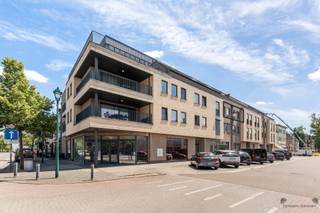 <p><span> </span></p><p><span> </span></p><p><span> </span></p><p><span>L'appartement est situé dans un quartier résidentiel calme et agréable à Leopoldsburg, à proximité des commerces, des écoles, des transports en commun et de divers établissements de restauration. De plus, les liaisons fluides vers les principaux axes routiers permettent d'accéder facilement aux communes environnantes. Un emplacement idéal pour ceux qui souhaitent vivre au calme tout en ayant toutes les commodités quotidiennes à portée de main. </span></p><p><span>L'appartement dispose également d'un débarras pratique en sous-sol, idéal pour ranger des vélos, du matériel saisonnier ou d'autres affaires. Celui-ci doit obligatoirement être acheté en même temps, moyennant un supplément de </span><span>5 000</span><span>.</span></p><p><span>Par ailleurs, l'appartement dispose d'un garage fermé, ce qui vous garantit en permanence une place de parking sécurisée et un espace de rangement supplémentaire. Ce garage doit également être acheté obligatoirement, moyennant un supplément de </span><span>22 500</span><span>.</span></p>