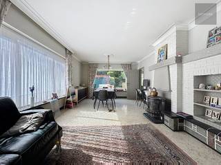 Ben je opzoek naar een stevige en goed onderhouden woning waar je je nog een eigen touche kan aan geven?<br />Dan is dit pand ideaal geschikt.<br />De afgelopen jaren werden reeds de keuken, de ramen, de goten, de elektriciteit en de dakisolatie vernieuwd.<br />Evenwel vraagt het huis nog wat energetische modernisatie qua verwarming en isolatie, alsook een modernere badkamer (al is de huidige absoluut nog bruikbaar).<br />Indeling :<br />° inkomhal met gastentoilet<br />° ruime, lichtrijke living met mazoutkachel<br />° recent ingerichte keuken met alle apparatuur en eethoek<br />° droge kelder<br />° drie slaapkamers<br />° badkamer met ligbad, douche en toilet<br />° geïsoleerde zolder<br />Voor en naast de woning bevindt zich een mooie oprit en voortuin.<br />Achteraan kan je genieten van een zuidwestgericht terras en tuin alsook een een gemetste garage en 2 tuinhuizen.<br />Vraag nu uw afspraak voor een vrijblijvend bezoek en ontdek de vele mogelijkheden.<br />