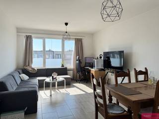 Twee slaapkamer appartement met terras!*info/bezoek? vv@clissenimmo.be*Dit gerenoveerde twee slaapkamer appartement bevindt zich in een rustige doch...