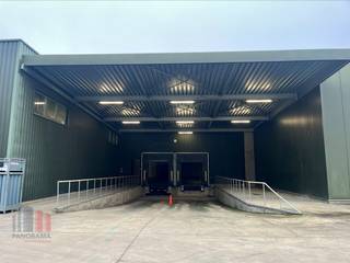 Uitstekend gelegen opslagruimte van maar liefst 2.216 m², ideaal voor diverse bedrijfsactiviteiten, gelegen nabij de drukke en goed...