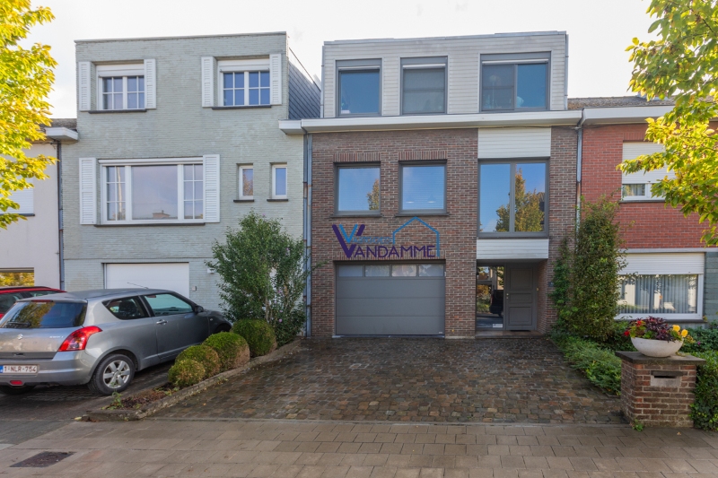Residentieel gelegen (St- Pius-X wijk), ruime woning met 3 slaapkamers, bureau, ruime garage, gezellige tuin...(zonnepanelen, thuisbatterij, energielabel C...) - foto 1