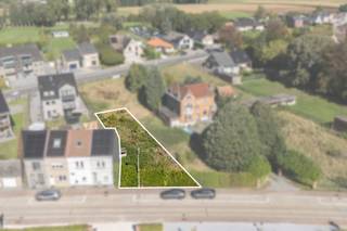 Te koop: Heirweg 115 te Idegem. <br />Verkoopsinfo : Pieter Cardoen, 0475 36 12 52 , pieter@cornelis-goeman.be <br /><br />Mooi gelegen stuk bouwgrond voor half open bebouwing met een totale oppervlakte van 397 m2.<br />- geen bouwverplichting <br />- geen overstromingsgevoel gebied, A-label<br />- kort bij N8 richting met oa. vlotte verbinding naar o.a Brussel/Aalst/oprittencomplex E40 <br />- op 5 min rijden treinstation Schendelbeke met vlotte verbinding naar o.a Brussel <br /><br />Benieuwd wat de kostprijs zou zijn om op deze grond een woning te bouwen? Contacteer ons voor een vrijblijvend bestek.<br /><br />Perceelbreedte 13,68 aan straatkant en 8,1 achteraan m<br />Maximale perceeldiepte is 86,15 m <br />Gelijkvloers bouwdiepte is 15 m.<br />Gelijkvloers bouwbreedt is 10,38 m<br /><br />Bijkomende info (o.a. VGI, verkavelingsvergunning, plannen, ..) zijn beschikbaar op aanvraag bij Pieter Cardoen via pieter@cornelis-goeman.be <br />Vermelde afmetingen in deze advertentie zijn informatief en niet bindend.