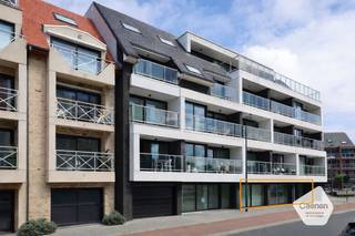 Dit instapklare en lichtrijke <strong>gelijkvloers appartement</strong> (<strong>bouwjaar 2014</strong>) is gelegen in de moderne <strong>residentie 5th Avenue</strong>. In het hart van Westende-Dorp, op slechts tien minuten wandelen van de zeedijk. Hier woont u rustig en centraal, met alle voorzieningen binnen handbereik, ideaal als vaste woonst of als tweede verblijf aan zee;<br /><br />Bij het binnenkomen komt u in een verzorgde en ruime inkomhal die toegang geeft tot de verschillende ruimtes. Het appartement beschikt over <strong>twee volwaardige slaapkamers</strong>, een moderne badkamer met ruime douche en stijlvol lavabomeubel, en een apart toilet;<br /><br />De lichtrijke leefruimte geniet dankzij de grote raampartijen van een mooie natuurlijke lichtinval. De open keuken sluit hier naadloos op aan en is volledig ingericht met een vaatwasser, combi-oven, keramische kookplaat en uitschuifbare dampkap. Aansluitend aan de keuken vindt u een praktische berging met aansluiting voor wasmachine;<br /><br />Aan de achterzijde van het appartement, ter hoogte van de slaapkamers, bevindt zich het <strong>ruim terras met tuintje</strong>, een aangename en rustige buitenruimte;<br /><br />Dankzij de individuele gascondensatieverwarming en het gunstige <strong>EPC-label B </strong>is dit appartement bovendien energiezuinig en budgetvriendelijk in verbruik;<br /><br />Daarnaast is er een <strong>gemeenschappelijke fietsenberging</strong> en een<strong> privatieve kelderberging</strong> inbegrepen;<br /><br />Met een <strong>bewoonbare oppervlakte</strong> van maar liefst <strong>99 m²</strong> biedt dit appartement bijzonder veel ruimte en comfort;<br /><br /><u>Troeven:</u><br />*Ideale ligging: centrum + 10 min van zee en golf;<br />*Bewoonbare opp: 99m2;<br />*Ruim terras + tuintje;<br />*Gunstig EPC-label: B;<br />*Praktische individuele berging & gemeenschappelijke fietsenstalling;<br />*Moderne badkamer met ruime douche en volledig ingerichte keuken;<br />*Onbemeubeld;<br />*Ideaal als vaste woonst, investering of tweede verblijf;<br /><br />Een absolute parel, contacteer ons vandaag nog voor een bezichtiging;