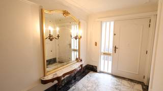 Deze instapklare bel-etagewoning combineert ruimte, licht en comfort op een ideale locatie.Op het gelijkvloers bevindt zich een ruime garage met...