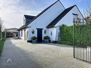 Instapklare villa op een centrale locatie bestaande uit een inkomhal met vestiaire en gastentoilet, ruime leefruimte met eet-en zithoek +...