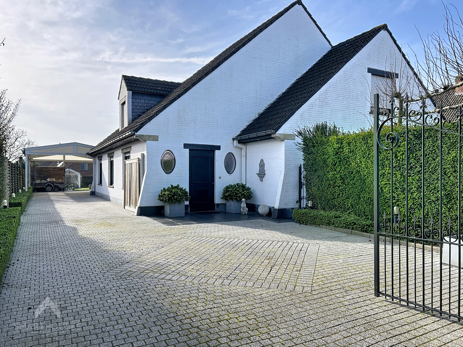 Ruime villa op 1007m² met 4 slpks, bureel en dubbele garage - foto 1