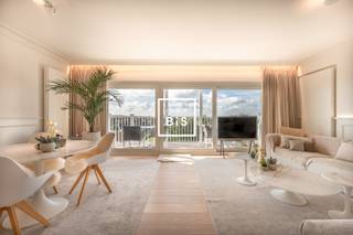 TE HUUR: Uitzonderlijk prachtig gemeubeld appartement op de Kustlaan nabij het AlbertpleinIndeling: inkomhal met gastentoilet, zeer gezellig woon-en...