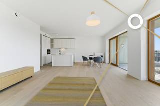 Ontdek dit schitterend ingerichte appartement van 95 m² op de 5e verdieping, gelegen op een hoek van het gebouw. Geniet van de zonnestralen, zowel in de middag als bij zonsondergang, op het ruime, op het zuiden gelegen terras van 17 m². Ondanks de centrale ligging midden in de stad, zorgt de omringende binnentuinen voor een rustige en serene woonervaring.<br /><br />Hoogtepunten:<br /><br />*Perfecte Ligging: Midden in het centrum, maar omgeven door rustgevende binnentuinen.<br /><br />*Ruim Terras: 17 m² groot, ideaal voor zonnige middagen en avonden.<br /><br />*Uitstekende Voorzieningen: Ondergrondse parkeergarage met plaats voor 130 auto's en een handige fietsenstalling met lift.<br /><br />*Modern Comfort: Voorzien van uitstekende isolatie, zonnepanelen en regenwaterrecuperatie voor een duurzaam en comfortabel leven.<br /><br />*Ruimte en Groen: Diverse open ruimtes met verhardingen, waterpartijen en groene tuinen zorgen voor een aangename leefomgeving.<br />Architectonisch Meesterwerk:<br /><br />*Ontwerp: Drie torens die boven drie bouwlagen uitsteken, ontworpen door de gerenommeerde architectenbureaus Robbrecht en Daem en URA Architects.<br />Stijl: Sober modern met elementen zoals bakstenen, houten ramen en balustrades, die perfect harmoniëren met de omgeving en rust uitstralen.<br />Een Oase van Rust in de Stad:<br /><br />*Groene Uitzichten: Geniet van prachtige uitzichten op groene tuinen en de omgeving.<br />Stadsleven met Voordelen: Combineer het bruisende stadsleven met de rust en sereniteit van een exclusieve woonomgeving.<br /><br />*6 % btw mogelijk<br /><br />Conclusie:<br />Gloria biedt een unieke kans om te genieten van luxe, comfort en rust, midden in de stad. Dit appartement is een oase van kalmte, waar je kunt profiteren van alle voordelen van stedelijk wonen zonder in te boeten aan rust en privacy. Mis deze kans niet om jouw droomwoning te ontdekken in het hart van de stad!