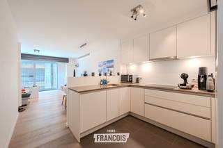 Dit recente appartement met zijdelings zeezicht bevindt zich op de 1e verdieping van een kleinschalige residentie met maar 1 appartement per verdieping en verkeert in perfecte staat. Het appartement is mooi afgewerkt en geniet dankzij de vele natuurlijke lichtinval van een aangename en lichtrijke sfeer. De locatie vlakbij zee en centrum is uitstekend!<br /><br />De praktische indeling omvat een aangename leefruimte met een verzorgde keuken, één ruime slaapkamer, een badkamer en een apart toilet. Daarnaast beschikt het appartement over een aangenaam terras met zijdelings zeezicht, waar u heerlijk kunt genieten van de buitenlucht.<br /><br />Met een EPC-label A is het appartement bovendien bijzonder energiezuinig. De elektrische installatie is conform. Dankzij de recente staat, de mooie afwerking, de gunstige energieprestaties en het zijdelingse zeezicht is dit een uitstekend appartement als vaste verblijfplaats, tweede verblijf of investering.<br /><br />Contacteer Inti via inti@immofrancois.be of 0499 74 89 74 voor meer informatie of een bezoek.<br /><br />