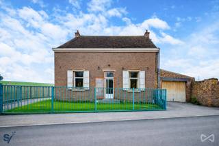 Offrez-vous un projet unique avec cette maison à rénover entièrement, offrant plus de 180 m² habitables et de magnifiques volumes. Idéale pour...