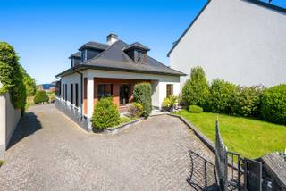 Grotenberge, nabij beenhouwer, basisschool & bijzonder onderwijs met oa type 9, park van Breivelde, Colruyt, .... Topbuurt voor gezinnen! De woning is volledig onderkelderde ideaal als werkplaats en/of hobbyruimte en 2 wagens. Gelijkvloers: klein bureau, slaapkamer, ruime badkamer, super grote en lichtrijke living met aangrenzend de woonkeuken en veranda en een berging/wasplaats. op de verdieping 3 ruime slaapkamer waarvan 2 met lavabo, een nachttoilet en grote overloop ideaal voor bureau of hobbyruimte.<br />Meer detail op www.JUNOvastgoed.be waar u op tabblad download de attesten en plannen kan terugvinden. BEZOEKEN 09 328 57 78