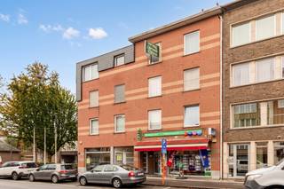 <strong>Exclusieve penthouse</strong> in het bruisende centrum van <strong>Mortsel</strong>.<br /><br /><strong>Indeling:</strong><br />Via de inkomhal betreedt u deze ruime penthouse met een <strong>uitzonderlijk royale leefruimte</strong>. Grote raampartijen creëren een <strong>open gevoel </strong>en bieden directe toegang tot het <strong>eerste terras</strong>.<br />Aansluitend bevindt zich de eethoek met een <strong>volledig geïnstalleerde keuken</strong> en toegang tot het <strong>tweede terras</strong>. Naast de keuken is er een technische berging, ideaal voor wasmachine en droogkast.<br />Verder beschikt het appartement over een badkamer met douche, ligbad, dubbele wastafel en apart toilet.<br />Tot slot is er een <strong>ruime slaapkamer en een doorloopkamer</strong> die momenteel dienstig is als dressing, maar eenvoudig kan worden ingericht als tweede slaapkamer.<br /><br /><strong>Bijzonderheden:</strong><br /><strong>Lift</strong> tot op de verdieping van penthouse;<br /><strong>Twee terrassen</strong> aan de achterzijde van het gebouw met <strong>zicht op groen</strong>;<br />Mogelijkheid tot aankoop garagebox aan <strong>€29.000,00;</strong><br />Maandelijkse kosten: €85,00/ per maand.<br /><br /><strong>Ligging:</strong><br />Ideaal gelegen met <strong>alle faciliteiten binnen handbereik!</strong> Op korte afstand van belangrijke invalswegen en op wandelafstand van winkels, scholen, parken, ziekenhuizen, openbaar vervoer en sportvoorzieningen.