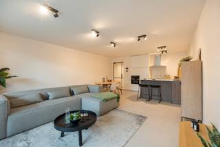 <ul>
	<li>Project in afwerkingsfase - bezoek ter plaatse mogelijk</li>
	<li>10 appartementen </li>
	<li>1,2 of 3 slaapkamers</li>
	<li>Moderne architectuur </li>
	<li>Rustige, groene omgeving</li>
	<li>Ruime parkeermogelijkheden</li>
	<li>Energiezuinig</li>
</ul>
OMGEVING<br />Dit project biedt 10 prachtige appartementen met modern comfort en een uitstekende locatie centraal tussen Coppietersbos en station, gemakkelijk bereikbaar via invalswegen E403/E40. Geniet van rustige, groene omgevingen op steenworp afstand van het historisch stadscentrum van Brugge. Ruime parkeermogelijkheden voor bewoners en bezoekers. Nabij winkels, restaurants, scholen en recreatieve voorzieningen voor een gemakkelijk en aangenaam dagelijks leven.<br /><br />INDELING<br />Elk appartement wordt zorgvuldig ontworpen met hoogwaardige materialen en moderne voorzieningen. De indeling omvat een inkom met apart gastentoilet, bergruimte en een lichtrijke leef- en zitruimte. Met 1, 2 of 3 slaapkamers, een volledig uitgeruste badkamer en een zonnig terras biedt elk appartement comfort op maat. De appartementen op de benedenverdieping beschikken over een gezellige tuin. Met 10 beschikbare appartementen van 78m² tot 125m² is er voor elk wat wils. Ruimte, licht en functionaliteit staan centraal in elk ontwerp.<br /><br />E-PEIL 30<br />Elk appartement wordt kwalitatief en energiezuinig afgewerkt met de nodige zonnepanelen, vloerverwarming en een lucht-water warmtepomp om te voldoen het E-peil 30.