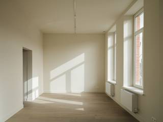 <strong>Sint-Amandsberg – Kwalitatief handelshuis met handelsruimte en woning met terras, op fietsafstand van het centrum van Gent</strong><br /><br />Deze woning met handelsgelijkvloers maakt deel uit van het kleinschalige reconversieproject Amadé’, bestaande uit handelszaken en appartementen met een authentiek en historisch karakter.<br />Het project bevindt zich in het centrum van Sint-Amandsberg, onder de kerktoren van Sint-Amandus en vlak bij het oude gemeentehuis.<br /><br />De moderne architectuur van het gebouw sluit naadloos aan bij de omgeving en weerspiegelt een eigentijdse visie op comfortabel wonen.<br />Op de gelijkvloerse verdieping bevindt zich een handelsruimte (30 m²), ideaal voor winkel- of kantoorfuncties, met een onderliggende ruime kelder.<br /><br />De woning heeft een totale bewoonbare oppervlakte van 205 m², exclusief de buitenruimte. De woonentiteit strekt zich uit over 162 m² bruto vloeroppervlakte, telt drie slaapkamers en geniet van uitzonderlijk veel licht dankzij de royale volumes en grote raampartijen. Centraal bevind zich een open keuken met berging en buitenterras (11 m²).<br /><br />Op de bovenverdieping bevinden zich drie slaapkamers, ook hier zijn de originele houten draagbalken nog steeds zichtbaar en naadloos meegenomen in ontwerp. Verder vinden we op dit verdiep een badkamer met inloopdouche en wastafel, een apart toilet op de nachthal, de nachthal geeft bovendien toegang tot een zolderruimte die extra bergruimte biedt.<br /><br />Een extra troef is de achterliggende tuin van 107 m².
<ul>
	<li>Enkele troeven van dit appartement:</li>
	<li>Fietsenberging aanwezig</li>
	<li>Aangenaam terras</li>
	<li>Rustige ligging nabij het stadscentrum</li>
	<li>Vlotte bereikbaarheid en nabijheid van openbaar vervoer</li>
	<li>Optioneel aan te kopen staanplaats</li>
</ul>
<strong>Een mooie opportuniteit voor wie op zoek is naar een woon-werkcombinatie die voldoet aan alle hedendaagse normen, op een gegeerde locatie op een boogscheut van het stadscentrum.</strong>