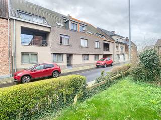 Op een rustige en aangename locatie in Idegem bevindt zich dit luxueus duplexappartement, gelegen op de derde verdieping van een...