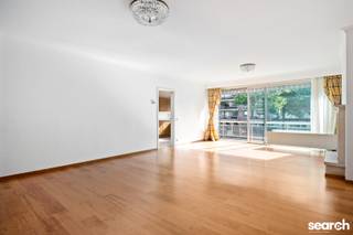 Op zoek naar een ruim appartement op een centrale locatie te Deurne? Dan ben je hier aan het juiste adres! Openbaar vervoer voor de deur. Diverse winkels en het AZ Monica ziekenhuis liggen letterlijk om de hoek.<br /><br />Over het appartement zelf. Je komt binnen via een ruime inkomhal met apart gastentoilet. Door de glazen deuren, die zorgen voor extra lichtinval, loop je zo de grote leefruimte binnen. Deze beschikt als leuke extra over een sierhaard en heeft toegang tot een eerste balkon. Vanuit de woonkamer kom je in de afgesloten keuken, voorzien van alle comfort en de berging, met aansluiting voor wasmachine en droogkast.<br /><br />Aan de rustige achterzijde van het appartement liggen 2 volwaardige slaapkamers, beide met toegang tot het tweede terras. De badkamer is voorzien van een lavabo, douche en toilet. Als leuke extra beschikt het appartement over een aparte dressing kamer en een privatieve kelderberging.<br /><br />Heb je bijkomende vragen na het bekijken van virtuele tour of breng je graag een bezoek ter plaatse?<br /><br />Bel Dries op 0470/107 217 of mail: dries@searchrealestate.be<br /> 