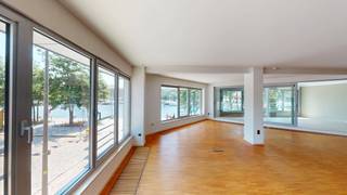 Op een toplocatie aan de Verbindingsdok-Westkaai in Antwerpen bevindt zich dit lichtrijke hoekappartement op de eerste verdieping. Dankzij de grote raampartijen geniet u van een uitzonderlijke lichtinval en een prachtig, open uitzicht op het Willemdok en het Museum aan de stroom.<br /><br />Het appartement beschikt over een ruime leefruimte met een aangename verbinding naar het grote overdekte terras, waar u het hele jaar door kunt genieten van het unieke uitzicht. De praktische indeling omvat drie volwaardige slaapkamers en twee badkamers.<br /><br />Daarnaast zijn er twee ruime bergingen in het appartement, die zorgen voor een optimaal comfort en voldoende opbergruimte.<br /><br />- Gemeenschappelijke kosten: 350 EUR per maand (inclusief gas & water)<br />- Veel Bergruimte<br />- Uitzicht op het MAS