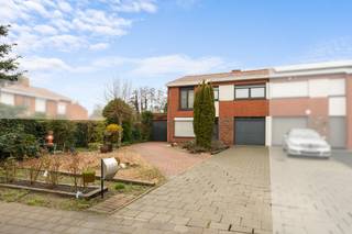 Gunstig en rustig gelegen HOB in het centrum van Kachtem. Gelegen op een perceel van 413m² met een bewoonbare oppervlakte van 140m². Indeling:...