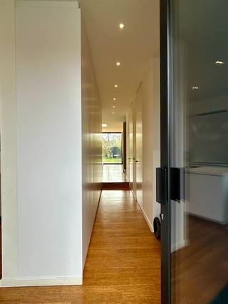 Gelegen in de rustige Leopold Decouxlaan bevindt zich deze prachtige instapklare woning uit 2016 met een uitstekende EPC-score A. De ligging is werkelijk top: rustig wonen in een aangename buurt, maar toch vlakbij Leuven, de bruisende Vaartkom, tal van winkels, scholen en een vlotte aansluiting op de autostrade. De woning is tot in de puntjes verzorgd en volledig instapklaar.<br />Op het gelijkvloers krijg je meteen een zeer open gevoel. Er is een semi open lange inkomhal met ingebouwde kasten, gastentoilet en technische ruimte, waarna je terechtkomt in een zeer ruime en lichtrijke open leefruimte met volledig uitgeruste keuken, eetplaats en zithoek. Dankzij de grote raampartijen is er een prachtige connectie met het terras met zonneluifel en de tuin, wat zorgt voor een zeer aangename woonbeleving.<br />Op de eerste verdieping bevinden zich twee ruime slaapkamers en een mooie badkamer met douche, bad, dubbele wastafel en toilet, aangevuld met een praktische aparte wasruimte.<br />De tweede verdieping biedt nog twee volwaardige slaapkamers, een technische ruimte en een bijkomende kamer die perfect kan dienen als berging of eventueel kan worden ingericht als tweede badkamer met douche.<br />De woning is uitgerust met vloerverwarming, uitstekend afgewerkt en biedt dankzij de vier slaapkamers en flexibele ruimtes alle comfort voor een modern gezin.<br />Kortom: een energiezuinige, perfect onderhouden en instapklare gezinswoning op een toplocatie nabij Leuven.