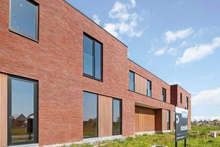 Binnen de ring van Roeselare, op het grondgebied van Hooglede, bevindt zich deze moderne halfopen woning (lot 89) met plat dak. De woning beschikt over een lichtrijke leefruimte, een kwalitatief ingerichte open keuken en een ruime garage ernaast die doorloopt naar de aansluitende wasplaats die meteen ook weer toegang biedt tot de oostgerichte tuin. Er zijn 2 aparte toiletten. Eén op elke verdieping. Boven bevinden zich 4 slaapkamers, een badkamer met douche én bad en een aparte berging.<br /><br />De woning werd reeds opgebouwd en wordt verder afgewerkt volgens de wensen van de koper en volledig instapklaar opgeleverd. Voorzien van alle nodige vloerbekleding, met aangelegde tuin voorzien van een afsluiting, terras en gazon en een aangelegde voortuin met oprit en pad naar de voordeur. Door de combinatie van het warmtenet en zonnepanelen verwarm je duurzaam met vloerverwarming en de nieuwste technieken. Met een E-peil onder de 20 geniet je van heel wat voordelen en als bewoner van dit futureproof woonproject beschik je daarbij over alle faciliteiten van het e-mobipunt. Er is een vlotte verbinding met de ring rond Roeselare en het centrum van Roeselare.<br /><br />Deze all-inprijs excl. kosten omvat een volledig afgewerkte, instapklare woning met álle voorzieningen en omgevingswerken inbegrepen. De totale kostprijs inclusief wettelijke kosten waaronder registratierechten, btw, notariskosten en aansluitingskosten kan je eenvoudig bekijken op onze <u><strong>website</strong></u>: <u><strong>www.dumobil.be/woonprojecten/hooglede-honzebrouckstraat</strong></u> En/of contacteer onze bouwadviseur Sam Borrey voor meer info: 0483/21.01.33 | sam@dumobil.be