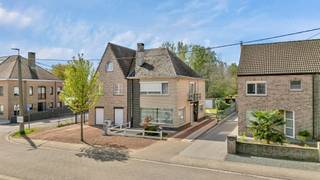 <p>Voor meer info of een bezoek, bel 054 69 39 31 - Bent u op zoek naar <strong>een woning die u volledig naar eigen smaak kunt renoveren</strong>? Dan is deze ruime halfopen bebouwing, gelegen op een toplocatie, iet voor jou. Via de inkomhal betreedt u de lichtrijke leefruimte. Aan de achterzijde van de woning bevindt zich <strong>een zeer ruime keuken met directe toegang tot het terras en de tuin</strong>. Aansluitend zijn er een praktische berging, een aparte wasruimte en een toilet aanwezig. Op de eerste verdieping bevinden zich <strong>drie volwaardige slaapkamers</strong>, een nachthal en een badkamer (bad, lavabo, toilet). De zolderruimte bereikt men via een vaste trap. Hier heeft men de mogelijkheid extra slaapkamers te creëren. Verder beschikt de woning over een achterliggende garage, een aangename tuin en <strong>voldoende parkeergelegenheid</strong>. Deze woning is ideaal voor wie op zoek is naar <strong>een renovatieproject op een toplocatie</strong>, met alle voorzieningen en natuur binnen handbereik.</p><p>CV op stookolie - Prachtig uitzicht - Betonconstructie - Garage - Centrale, residentiële ligging.</p><p>Belangrijk: deze woning valt onder de renovatieverplichting.</p>