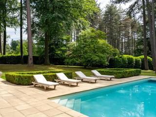 Dit private eigendom met een bewoonbare oppervlakte van ± 422 m² is gelegen in de woonwijk van 7 Fontaines op een perceel van 50 are gedeeltelijk beplant met bomen en afgewerkt door een tuininrichting en een verwarmd zwembad met poolhouse.<br /><br />Alle elementen strelen het oog: kwalitatieve materialen, balans van volumes, licht en karakter bepaalden de renovaties van alle kamers. Het gelijkvloers omvat een woonkamer van ± 45 m² met open haard en kantoorruimte, een eetkamer van ± 22 m², een volledig uitgeruste keuken met bijkeuken voor een totaal van 40 m² evenals een dubbele garage met wasplaats. Boven is er een hoofdslaapkamer met badkamer voor een totaal van ± 40 m², 3 andere slaapkamers, een douchekamer en een grote kamer met aangrenzend bijgebouw (meerdere bestemmingen mogelijk / conciërge mogelijkheid).<br /><br />Andere: nog in te richten zolder van ± 150 m² – kelders inclusief wijnkelder – zonneluik – verwarming op stookolie – waterontharder – alarmsysteem – tuinverlichting.<br /><br />Braine-l'-Alleud, genesteld in de groene vallei van de Hain, is een aangename gemeente, goed gelegen op 20 km ten zuiden van Brussel en heeft heel wat verrassingen in petto voor zowel geschiedenisliefhebbers als voor wandelaars.<br /><br />Voor alle informatie en bezoeken kunt u contact opnemen met ons kantoor in Waals-Brabant op +32 (2) 898.09.40.