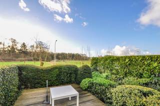 Villa jumelée charmante, située Avenue du Zoute, avec vue dégagée sur les champs du Zoute...Composition: Entrée avec vestiaire et toilette séparée...