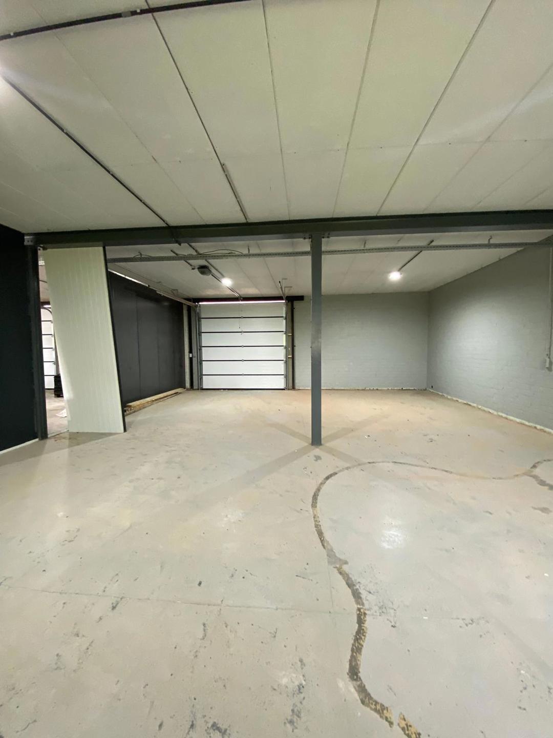 Volledig vernieuwd bedrijfsgebouw met kantoren en magazijnen - foto 4