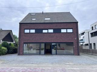 Dit ruime handelspand biedt een uitstekende gelegenheid voor diverse commerciële activiteiten (retail, showroom, kantoor,...) dankzij de open structuur en strategische ligging. Het pand heeft een totale oppervlakte van ca. 380m², verdeeld over een gelijkvloers en een kelderverdieping. Ideaal voor ondernemers die op zoek zijn naar een flexibele ruimte met tal van mogelijkheden. Daarnaast is er voldoende parkeergelegenheid voor klanten en personeel. De winkel is goed bereikbaar en ligt in de dorpskern van Begijnendijk.<br /><br />Voor meer informatie of een bezoek, neem gerust contact op via vastgoed@gysemansgroep.be of 016 360 460.