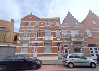 Vooraan Assebroek, vlakbij het Station TOTAAL RECENT GERENOVEERD RUIM ENERGIEZUINIG BURGERSHUIS met 5 SLAAPKAMERS en ZUID-gerichte TUIN.Omvat: ...