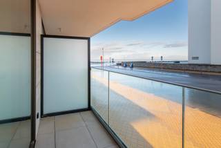 TWEESLAAPKAMER NIEUWBOUW APPARTEMENT MET LATERAAL ZEEZICHT<br />In het schitterende nieuwbouwproject Troon 17, bieden wij u in de Residentie Arthur op het gelijkvloers een mooi tweeslaapkamer appartement aan met lateraal zeezicht. Het appartement bestaat uit een inkomhall, ruime lichtrijke woonkamer met terras, ingerichte open keuken, twee slaapkamers waarvan één met terras uitgevend op de binnentuin, twee douchekamers, afzonderlijke WC en berging met aansluiting voor wasmachine. Er is mogelijkheid tot aankoop van een autostandplaats en extra kelder.
<ul>
	<li>Verkoop onder BTW</li>
	<li>Oppervlakte: 106m² + 18 m² terrassen</li>
	<li>Vloerverwarming en alle hedendaags comfort</li>
	<li>Toegang via de binnentuin naar het strand en de dijk</li>
	<li>Gemeenschappelijke fietsenberging in de residentie</li>
	<li>Mogelijkheid tot aankoop van een autostandplaats en kelder</li>
	<li>EPB: in opmaak</li>
</ul>
<br /> 