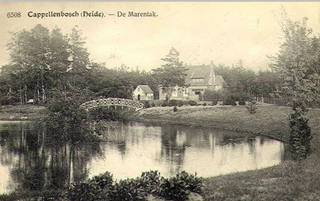 <p><strong>Villa De Maretak – Een stukje geschiedenis in Kapellenbos</strong></p>
<p>Gebouwd in 1911 naar een ontwerp van architect Florent Van Reeth<strong>,</strong> werd Villa De Maretak opgetrokken als buitenverblijf voor de Antwerpse familie Muls. De naam verwijst naar hun stadsvilla "De Maretak" aan het Vleminckveld. Latere renovaties hebben bijgedragen aan het behoud van die rijke geschiedenis en de uitstraling van weleer.</p>
<p>Op een prachtig aangelegd perceel van 16.629 m² vormt deze karaktervolle villa een ware blikvanger. De authentieke architectuur, met de kenmerkende rieten toren, verleent de woning een unieke en tijdloze uitstraling. Rondom geniet u van een volgroeide tuin, een zwembad en een uitzonderlijke ligging aan het water. Een zeldzaam eigendom waar historische charme, ruimte en natuur op een vanzelfsprekende manier samenkomen.De woning verwelkomt u in een royale inkomhal met vide, natuurstenen vloer en een elegante trap die meteen de toon zet. Van hieruit vloeien de leefruimtes op een natuurlijke manier in elkaar over. De salon, met zijn warme parketvloer, houten balkenplafond en open haard, vormt het hart van de woning en geniet dankzij de grote raampartijen van een permanente relatie met de tuin. Aansluitend bevindt zich een tweede leefruimte die zich perfect leent als tv-kamer of familiekamer.</p>
<p>De eetkamer, ondergebracht in de karaktervolle ronde toren, biedt rondom een prachtig uitzicht op het omliggende groen en sluit rechtstreeks aan op de terrassen. De afzonderlijke leefkeuken is praktisch ingericht, geniet van veel natuurlijk licht en vormt een aangename plek voor dagelijks gebruik.</p>
<p>De eerste verdieping werd ingericht met het oog op comfort voor het hele gezin. De masterbedroom, ondergebracht in de karaktervolle toren van de woning, vormt het absolute middelpunt. Dankzij de royale oppervlakte, het ronde grondplan en de ensuite badkamer krijgt deze kamer een heel eigen uitstraling. Verder bevinden zich op deze verdieping nog twee ruime slaapkamers, elk voorzien van een eigen badkamer en rechtstreekse toegang tot een balkon met uitzicht op de tuin. Een doordachte indeling die elke slaapkamer haar eigen comfort en privacy geeft, zonder het familiale karakter van de woning te verliezen.</p>
<p>De woning beschikt ook over een ruime kelder, momenteel ingericht als thuisbioscoop en voorzien van de technische ruimtes.</p>
<p>De zolderverdieping is reeds voorzien van een vierde badkamer en biedt nog de mogelijkheid om twee extra slaapkamers te realiseren. Daarnaast leent deze verdieping zich ook perfect als hobbyruimte, kinderverdieping of thuiskantoor.</p>
<p>De tuin vormt zonder twijfel één van de absolute troeven van dit eigendom. Een doordacht landschapsontwerp combineert perfect onderhouden hagen, volwassen bomen, royale gazons en meerdere terrassen tot een buitenruimte die elk seizoen tot haar recht komt. De verschillende terrassen nodigen uit om op elk moment van de dag te genieten van zon, schaduw en het omliggende groen.</p>
<p>Het perceel strekt zich uit tot aan een idyllische vijver, die de tuin een uitzonderlijke diepte en een parkachtige uitstraling verleent. De garages, ruime oprit met rotonde en zorgvuldig aangelegde buitenruimtes maken het geheel compleet. Een omgeving waar rust, privacy en natuur naadloos samenkomen.<br /><br /></p>
<p>Deze villa combineert de rust van Kapellenbos met een uitstekende bereikbaarheid. De centra van Kapellen en Heide, met hun winkels, scholen en restaurants, bevinden zich op korte afstand. Ook het station van Heide en de belangrijkste verbindingswegen liggen vlakbij, waardoor u geniet van een vlotte verbinding richting Antwerpen, Brussel en Nederland.</p>