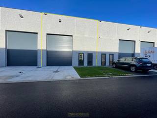 <strong>Te huur, KMO-unit/loods gelegen te industriezone Brakel!</strong><br /><br />Bent u zelfstandig of ondernemer en bent u op zoek naar een <strong>RUIME, PRAKTISCHE CASCO OPSLAGLOCATIE </strong>of een plaats om uw <strong>ZELFSTANDIGE ACTIVITEIT</strong> ruimte te geven en verder te ontwikkelen? Dan is deze <strong>NIEUWBOUW KMO-UNIT </strong>op <strong>STRATEGISCHE LIGGING </strong>in het 'Harboort Business Park' te industriezone Brakel <strong>IDEAAL </strong>voor wat u zoekt!<br /><br />De ruimte biedt <strong>TAL VAN MOGELIJKHEDEN</strong>. Zo kan deze unit zowel dienen als opslagruimte of heeft u de mogelijkheid dit naar eigen wensen af te werken! De unit omvat een ruime opslagruimte met een totaal oppervlakte van<strong> 209,4m²</strong>, waardoor het uitermate geschikt is voor diverse doeleinden. De ruimte is uitgerust met een <strong>HOGE SECTIONAALPOORT (5m hoog)</strong>, wat de toegankelijkheid en functionaliteit verder optimaliseert. Daarnaast is een private wegenis aangelegd voor doorgaand verkeer en zijn er 2 privatieve parkeerplaatsen voor het gebouw ter beschikking.<br /><br />Heeft u interesse of wilt u meer informatie?<br />Neem dan snel contact op met ons kantoor op <strong>055/30.92.90</strong> of op <strong>verhuur@nobels.be</strong>!<br /><br /><strong>Adres:</strong> Industrielaan 18D (unit 13) - 9660 Brakel<br />Onmiddellijk beschikbaar<br />Huurprijs: € 1275/maand