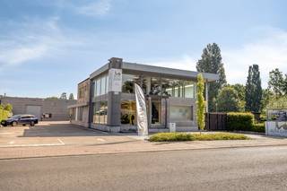Opbrengsteigendom bestaand uit een bedrijfsgebouw met appartement op een totale grondoppervlakte van ca. 2.890 m². --> Verhuurde commerciële ruimte - Fitness * Gebouw vooraan van ca. 300 m² verdeeld over een gelijkvloers van ca. 220 m² en eerste verdieping van ca. 80 m². Aanwezigheid van kelder. Veel natuurlijk lichtinval door grote glaspartijen. Verwarming op gas + airco.* Open fitnessruimte voorzien van glas en nieuwe airco's (2021) van in totaal 200m², hoogte van 3m, lichtstraat. Hoogspanningscabine aanwezig. --> Verhuurde hal - VeilingzaalTotale oppervlakte van ca. 1.300 m², bestaand uit 2 hallen.> Hal van ca. 760m²- lichtstraat - polybetonnen vloer - elektrische sectionaalpoort (4 m B x 4,2 m H) - vivox brander (mazout) - vrije hoogte: 6 m - regenwater - dienstenruimte voorzien van vergaderzaal en sanitair> Hal van ca. 535m²- vrije hoogte 3 m - nokhoogte 5 m* Verhuurd appartement met aparte ingang. --> Aanwezigheid van zonnepanelen met ook injectie op het net.De eigendom is deels gelegen in de zone 'algemene woongebieden' en deel in de zone 'perifere kerngebieden' volgens het APA 'Afbakening regionaalstedelijk gebied Roeselare.De zones heeft een meervoudige bestemming en is geschikt voor wonen, handel, dienstverlening, ambacht en kleinbedrijf.Dit pand kan onderhevig zijn aan de renovatieverplichting die door de Vlaamse overheid wordt opgelegd voor niet-residentiële gebouwen. Meer informatie: https://www.energiesparen.be/nr/renovatieverplichting.Bestuursmaatregelen in het maatregelenregister: in aanvraag