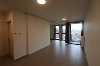 INDELINGWoonkamer met open keuken, afsluitbaar slaapgedeelte en toegang naar het terras.Keuken voorzien van volgende toestellen: oven, koelkast,...