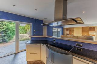 Halfopen bebouwing, gelegen op een royaal perceel van ca 810m² met een mooie straatbreedte van 10,7m. Deze ruime woning, met zorg verbouwd...