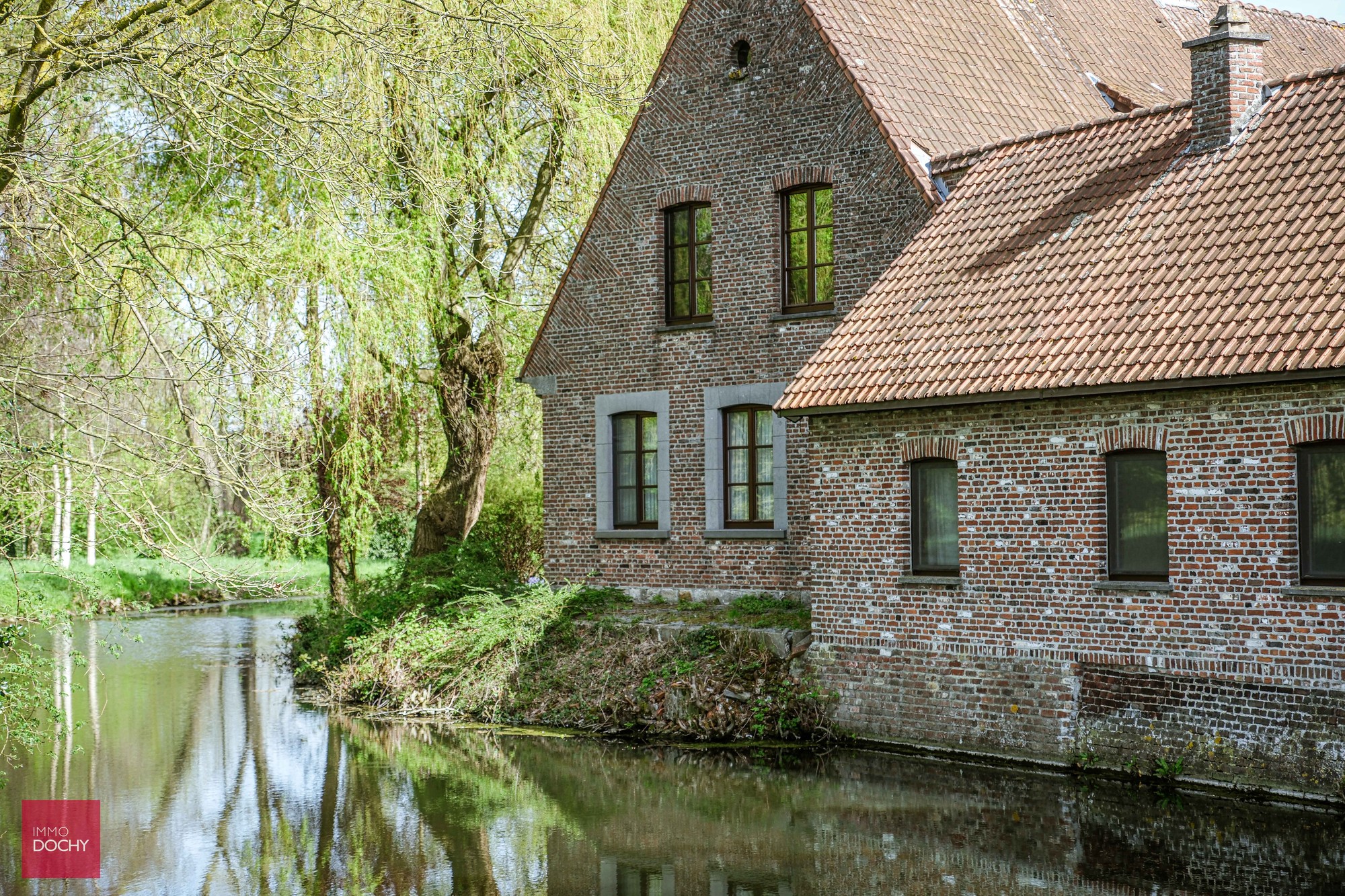 Historische omwalde hoeve met verschillende bijgebouwen - foto 4