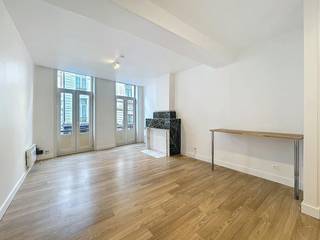 <br />Op een uitstekende locatie in het hart van de stad, op de Brabantdam, bevindt zich deze praktisch ingerichte studio. Deze eigendom biedt u het beste van twee werelden: enerzijds stapt u buiten direct in de gezellige stadsdynamiek met winkels, horeca en openbaar vervoer vlak bij de deur, en anderzijds geniet u binnenin van een aangename en ontspannende rust.<br /><br />De studio kent een efficiënte ruimte-indeling met een totale oppervlakte van 36 m². <br /> <br /><br />Praktische info<br /><br />Beschikbaarheid: 17/11/2026<br /><br />Bewoonbare oppervlakte: 36 m²<br /><br />Huurprijs: 775,00 EUR<br /><br />Algemene kosten: 60,00 EUR <br /><br />Deze AI-visualisaties zijn bedoeld als inspiratie. Er werd geen rekening gehouden met technische specificaties, stedenbouwkundige voorschriften of de concrete mogelijkheden tot realisatie.