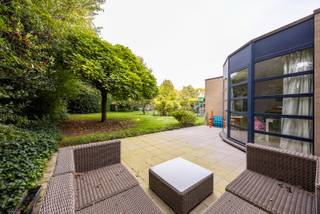 Bent u op zoek naar een ruime (274m² bewoonbaar), energiezuinige woning met garage, tuin, zonnepanelen, laadpaal en maar liefst 4 slaapkamers, dan heeft u bij deze mogelijks gevonden wat u zoekt. <br /><br />Gelegen in een goede wijk in Borsbeek is deze woning voorzien van alle comfort en ruimte die u nodig heeft voor uw dagdagelijkse behoeften. De woning heeft de voorbije jaren een aantal renovaties ondergaan, zoals de keuken (2019), badkamer (2021), isolatie dak en kelder (2024), zonnepanelen (2020). Dit om uw energieverbruik zo laag mogelijk te houden, het resultaat is hierdoor een EPC label B. Kortom, bent u op zoek naar een centraal gelegen, verzorgde, ruime woonst, kom dan zeker een kijkje nemen. <br /><br />Pluspunten:<br />- Zonnepanelen (6,7Kw)<br />- 274m² bewoonbaar (4 slaapkamers)<br />- Ruim perceel 590m²<br />- Laadpaal<br />- Garage en staanplaatsen<br />- Mogelijks bouwgrond naastliggend aan te kopen<br /><br />Voor meer informatie of een bezichtiging kan u One vastgoed steeds bereiken op volgend nummer 03 360 85 30!