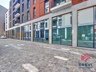 TREVI LA PROPRIETE À louer : surface commerciale modulable proche du commercial Rive Gauche, en plein cœur de Charleroi. Situé dans un environnement commerçant dynamique et bénéficiant d’un important flux piétonnier quotidien, cet espace offre une visibilité optimale au sein d’un des pôles commerciaux les plus fréquentés de la région.La surface disponible est adaptable selon les besoins spécifiques de votre activité (retail, services, cosmétique, téléphonie, etc.) et peut être aménagée en fonction de votre concept. Que vous recherchiez un petit espace optimisé ou une plus grande surface pour une implantation marquante, nous étudions toutes les configurations possibles.Le loyer est fixé en fonction de la surface réellement utilisée, vous offrant une flexibilité financière en cohérence avec votre projet.Le local bénéficie d’une large vitrine, d’un accès direct vers les galeries principales du centre, de toutes les commodités modernes et d’un environnement commercial attractif, entouré d’enseignes nationales et internationales.Pour plus d'information, n'hésitez pas à nous contacter au 071/33.37.69 ou via notre site www.lapropriete.be