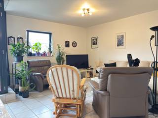 Op wandelafstand van het centrum van Kessel-Lo en vlakbij Leuven-centrum ligt dit appartement van <strong>96 m²</strong> op de derde verdieping.<br /><br />U komt binnen in de inkomhal, waar plaats is voor een vestiaire. Aan de voorkant van het gebouw bevindt zich de leefruimte, in open verbinding met de keuken en met toegang tot het terras. Een aparte berging vervolledigt deze zijde van het appartement. Aan de achterkant bevindt zich een apart toilet, een badkamer en twee slaapkamers.<br />Het appartement beschikt bovendien over <strong>twee privatieve autostaanplaatsen</strong>, een eigen kelderberging en een gemeenschappelijke fietsenstalling.<br /><br />De huurprijs bedraagt <strong>€1075</strong> per maand, met een maandelijkse provisie van <strong>€125</strong> voor het privatief waterverbruik en de gemeenschappelijke delen.<br />De nutsvoorzieningen zijn ten laste van de huurder, maar dankzij het <strong>EPC-label B</strong> blijven de energiekosten beperkt. Het appartement is onmiddellijk beschikbaar en kan gehuurd worden voor een vaste periode van <strong>2 jaar</strong>.<br /><br />Interesse in een bezichtiging? Plan snel een afspraak op https://immojanstas.be/nl/huren via onze online agenda, de snelste en efficiëntste manier om een bezichtiging in te plannen! Voor vragen zijn wij beschikbaar op het nummer 016 23 90 81, elke weekdag van 10u tot 13u.
