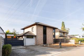 Voor verdere info of een vrijblijvende waardebepaling van uw eigendom: joeri.vandeven@homixx.be of 016 199 346.<br /><br />In de gezellige Veldstraat te Keerbergen stellen wij u deze moderne open bebouwing voor. Deze woning combineert hedendaags wooncomfort, slimme energiezuinige technieken en een uiterst praktische indeling op een prachtig perceel van 493 m². Met een bewoonbare oppervlakte van 176 m² en een zeer gunstige EPC-score B biedt deze woning alles wat u van een moderne gezinswoning mag verwachten.<br /><br />Bij het betreden van de woning valt meteen het aangename licht- en ruimtegevoel op. De ruime woonkamer staat in open verbinding met de eetkamer & geïnstalleerde keuken, wat zorgt voor een fijne en open dynamiek. Vlak naast de keuken bevindt zich een ruime en praktische berging/wasplaats met zij-inkom. Een extra troef op het gelijkvloers is de deels afgeschermde bureauruimte, die toch verbonden is aan de woonkamer. (kan uiteraard ook als speelhoek ingericht worden)<br /><br />Op de bovenverdieping treft u de master bedroom met veel kastruimte, en bijkomstig nog drie volwaardige slaapkamers en een netjes afgewerkte badkamer met bad en inloopdouche. <br />De woning is uitgerust met 12 zonnepanelen en 4 airconditioning units (woonkamer + slaapkamers). Buiten geniet u in alle rust en privacy op het terras van de volledig omheinde tuin. <br /><br />Een instapklare, energiezuinige woning op een uitstekende locatie! <br />Maak snel uw afspraak en mis deze kans niet!