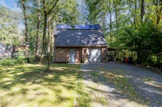 Op zoek naar een instapklare woning in een groene en rustige omgeving? Deze charmante woning is gelegen nabij het Kotsbos in Schilde, op een mooi perceel van 768 m². Hier geniet je volop van rust en groen, terwijl de dorpskernen van Sint-Job-in-Goor en Sint-Antonius zich op slechts enkele minuten rijden bevinden.<br />De woning werd in 2025 grondig opgefrist en gemoderniseerd. <br /><br />Bij het betreden van de woning kom je binnen in de inkomhal. Van hieruit bereik je de aangename woon- en leefruimte met grote raampartijen die voor veel natuurlijk licht en een mooi zicht op de tuin zorgen.<br /><br />Aansluitend bevindt zich de vernieuwde, moderne keuken uitgerust met alle toestellen. De open indeling zorgt voor een mooie verbinding tussen de keuken en de leefruimte. <br />Vanuit de leefruimte heb je rechtstreeks toegang tot het terras en de prachtige tuin. Dankzij het ruime perceel en de groene omgeving is het hier heerlijk vertoeven in alle rust en privacy.<br /><br />Verder beschikt het gelijkvloers over een inpandige garage, die naast plaats voor de wagen ook bijkomende mogelijkheden biedt als berging en wasruimte.<br /><br />Op de bovenverdieping bevinden zich drie slaapkamers en een recent gerenoveerde badkamer met ligbad en inloopdouche. Ook de vloeren doorheen de volledige woning werden in 2025 vernieuwd.<br /><br />Voor het verwarmen van de woning wordt gebruikgemaakt van lucht/lucht-warmtepompen (airco). De airco in de leefruimte fungeert als hoofdverwarming en kan tijdens de zomermaanden ook koelen. Daarnaast is er in 2 slaapkamers ook airco's  voorzien. In de leefruimte is bovendien nog steeds een pelletkachel aanwezig, ideaal voor wie tijdens de koudere maanden graag geniet van extra warmte en gezelligheid.<br /><br />Troeven<br />EPC A<br />Zonnepanelen<br />Rustige en groene ligging<br />Perceel van 768 m²<br />Keuken en badkamer volledig gerenoveerd in  2025<br />Nieuwe vloeren doorheen de volledige woning<br />Airco<br />3 volwaardige slaapkamers<br />Inpandige garage<br /><br />Een instapklare en recent gemoderniseerde woning op een prachtige groene locatie, ideaal voor wie rustig wil wonen met alle nodige voorzieningen binnen handbereik.<br /><br />Stedenbouwkundige inlichtingen zijn in aanvraag. <br /><br />Wil je graag een bezoek inplannen, neem contact op met babette@myhomevastgoed.be of bel 0470/94.36.24<br /> 
